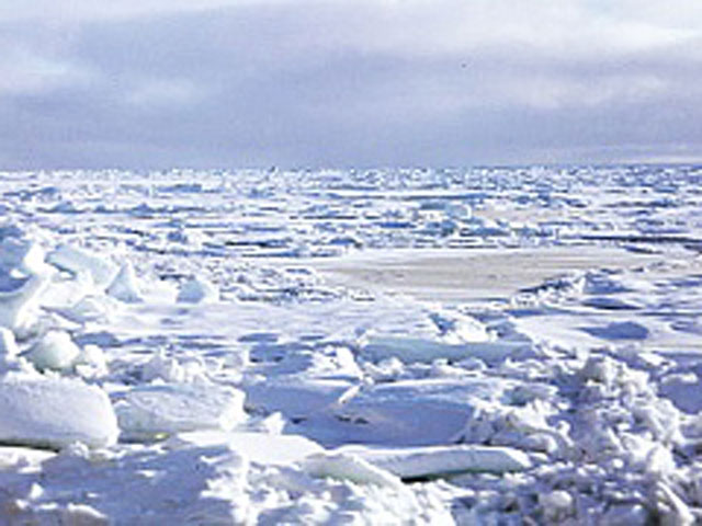 Канадская баржа-призрак с 3,6 тоннами дизтоплива на борту, скованная льдами возле Чукотки, может угрожать экологии региона