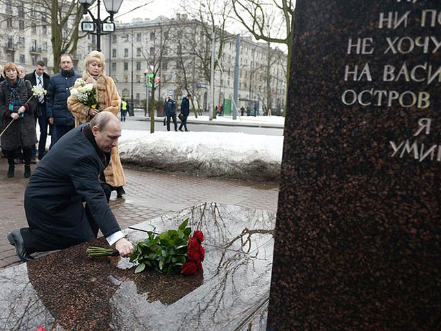 Президент РФ Владимир Путин принял сегодня участие в памятных мероприятия по случаю 15-ой годовщины смерти первого мэра Санкт-Петербурга Анатолия Собчака