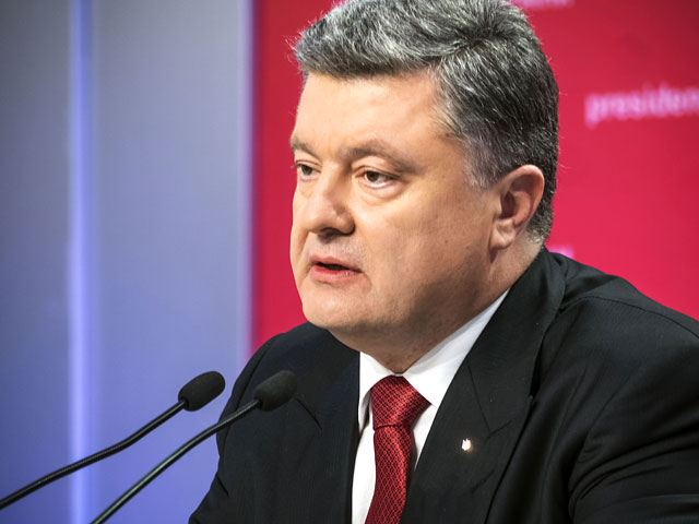 Президент Украины Петр Порошенко провел телефонный разговор с президентом Европейского Совета Дональдом Туском, во время которого пригласил военных экспертов из ЕС на Донбасс
