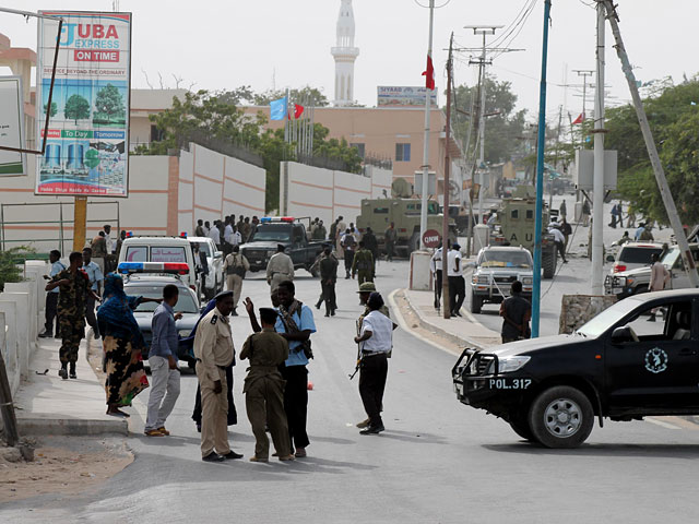 Члены кабинета министров Сомали, где уже не первый год происходят громкие теракты, были ранены в ходе атаки на респектабельную гостиницу в столице страны Могадишо