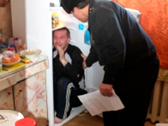Судебные приставы из отдела ФССП по Железнодорожному району Екатеринбурга Свердловской области задержали мужчину, который уклонялся от участия в судебом процессе. Злоумышленник выбрал курьезный способ скрыться, спрятавшись в домашнем холодильнике