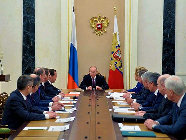 Президент России Владимир Путин провел оперативное совещание с членами Совета безопасности РФ, на котором обсудил поставки газа на Украину, в том числе в юго-восточный регион, где ранее возникли проблемы с поставками