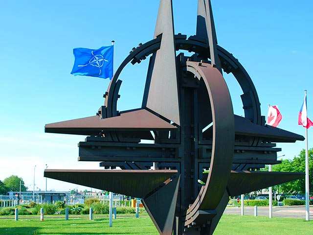 Замкомандующего объединенными силами НАТО в Европе генерал Эдриан Брэдшоу заявил, что силы Североатлантического альянса должны принять меры на случай масштабной и стремительной атаки России на одну из восточноевропейских стран-членов организации