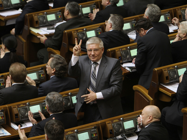 Михаил Чечетов (в центре) после голосования в Верховной Раде об отставке правительства во главе с премьер-министром Юлией Тимошенко в 2010 году