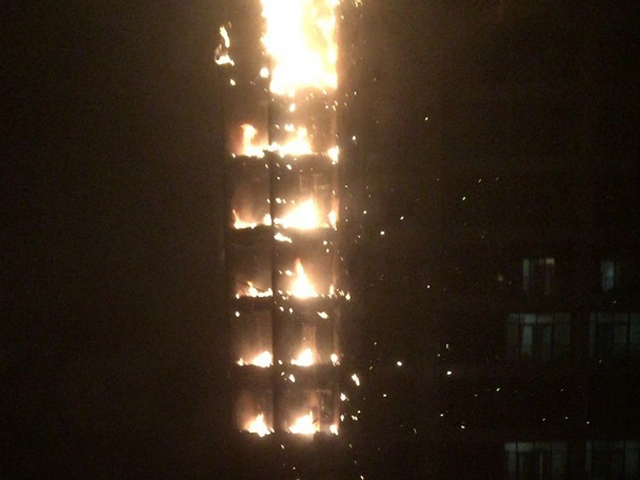 Небоскреб был эвакуирован, огонь отхватил не менее 10-15 этажей. Что стало причиной возгорания, неизвестно