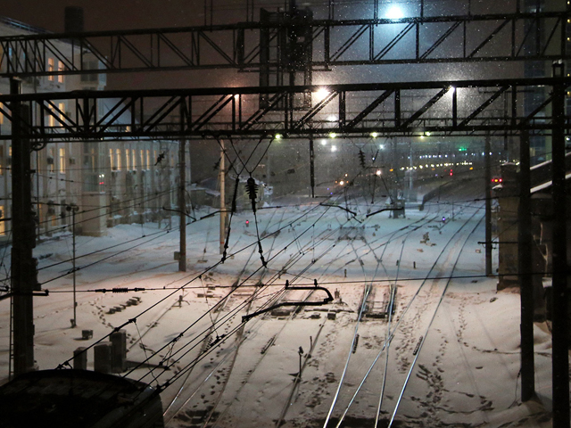 Инцидент произошел примерно в 17:00 21 февраля на железнодорожной станции "Матвеевская" в семи километрах от Киевского вокзала. В РЖД сообщили, что машинист "предпринял все действия, чтобы предотвратить наезд"