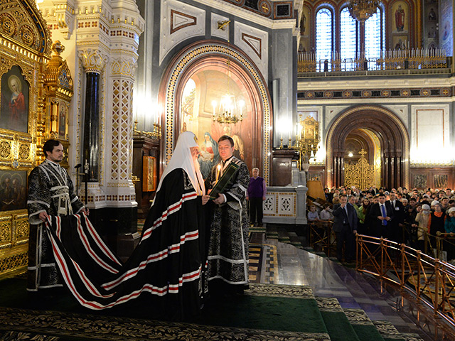 "Великий пост - время духовного развития личности", - сказал накануне патриарх Кирилл, обращаясь к верующим с проповедью на Прощеное воскресенье