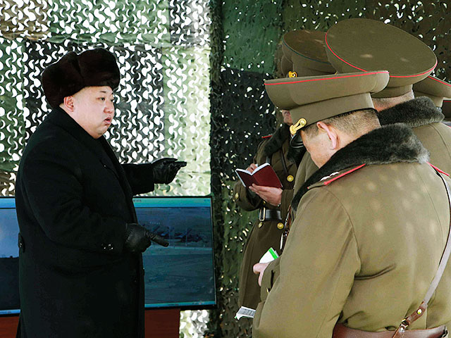 Лидер КНДР Ким Чен Ын распорядился повышать боеготовность Корейской народной армии (КНА)