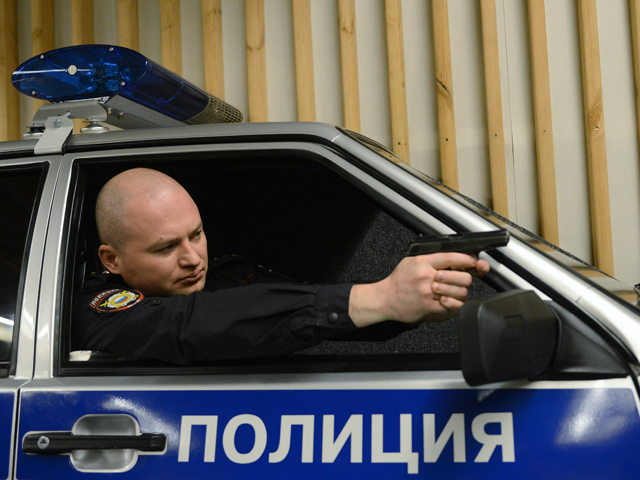 Сотрудник полиции демонстрирует тренажер для стрельбы из машины в тире на открытии центра профессиональной подготовки штатных инструкторов в Москве