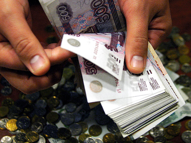 Россияне продолжают хранить сбережения в рублях