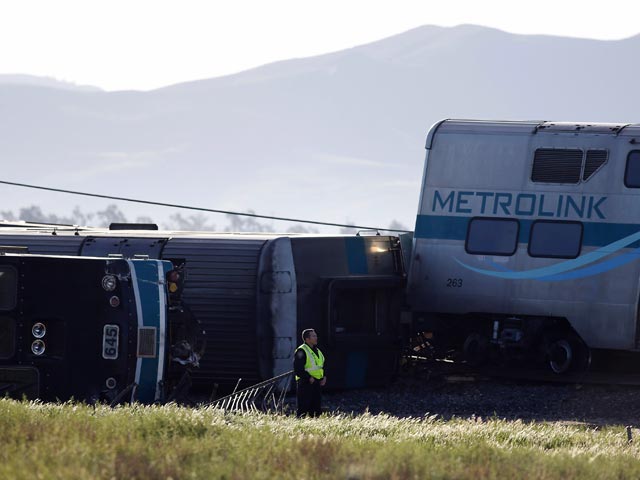 В американском штате Калифорния пригородный поезд компании Metrolink сошел с рельсов после того, как столкнулся с грузовиком. Как сообщает Associated Press, 30 человек получили ранения