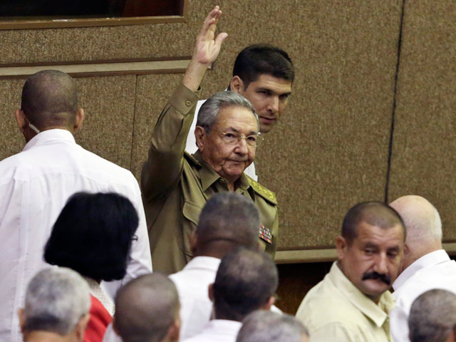 Пять шпионов, так называемая "Кубинская пятерка", освобожденных после долгого заключения в американской тюрьме, получили 24 февраля из рук президента Рауля Кастро высшую награду республики Куба - звание национальных Героев