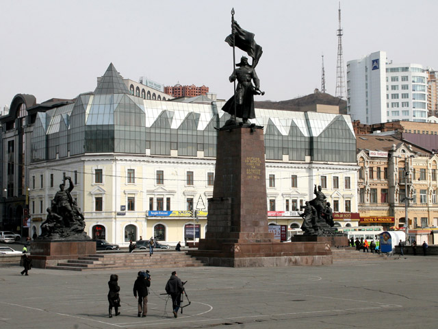 Одним из самых любимых мест местных лиц без определенного места жительства стал район центральной площади города, расположенный неподалеку от администрации Владивостока