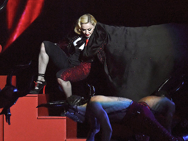 Знаменитая американская поп-певица Мадонна упала с лестницы во время выступления на церемонии вручения наград Brit Awards