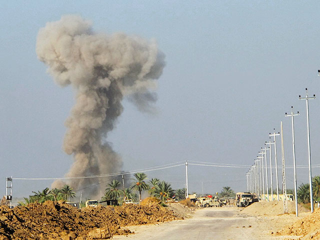 В иракском районе Эль-Каим, недалеко от границы с Сирией, авиация международной коалиции нанесла удар по пяти объектам террористической группировки "Исламское государство"