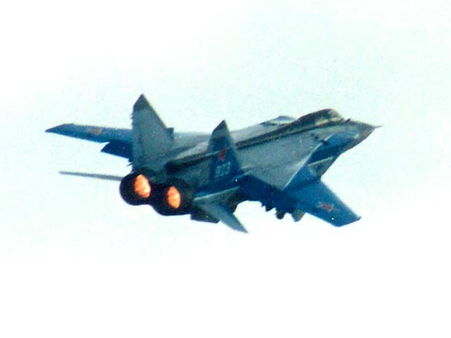 Учения с экипажами истребителей-перехватчиков МиГ-31 стартовало в Пермском крае на авиабазе Сокол, а в ближайшие дни два звена самолетов перебазируются на аэродром Мончегорск в Мурманской области