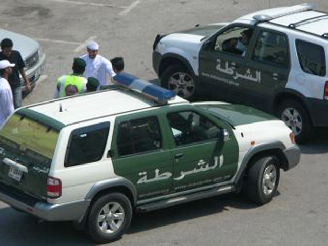 Полиция ОАЭ арестовала четырех посетителей гостиницы в Дубае, которые устроили драку на выходе из уборной. В ход пошли сабли, и все участники потасовки получили ранения. Конфликт начался с того, что один из мужчин толкнул другого плечом