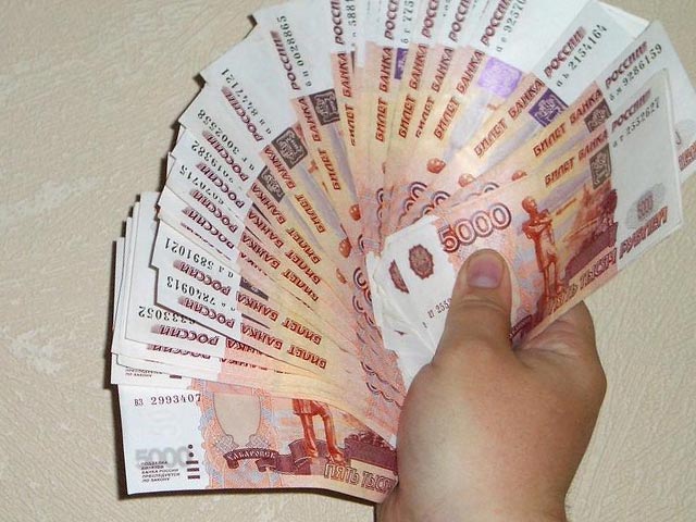 По данным Росстата, средняя зарплата сотрудников центрального аппарата российских министерств и ведомств составляет 109,1 тысячи рублей. По сравнению с прошлым годом она выросла на 11%