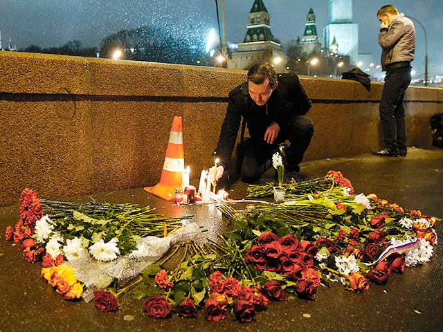 Место убийства Бориса Немцова превратили в импровизированный мемориал: на Большой Москворецкий мост несут цветы и свечи