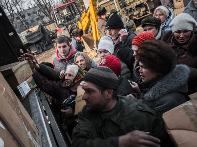 Жители Дебальцево получают гуманитарную помощь от представителей Донецкой народной республики (ДНР)