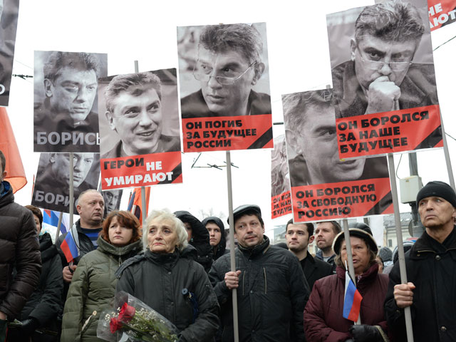 В центре Москвы в условиях повышенных мер безопасности по направлению от Китай-города к Кремлю прошло оппозиционное шествие памяти Бориса Немцова