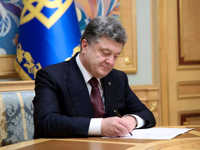 Президент Украины Петр Порошенко своим указом ввел в действие решение Совета национальной безопасности и обороны Украины (СНБО) от 18 февраля