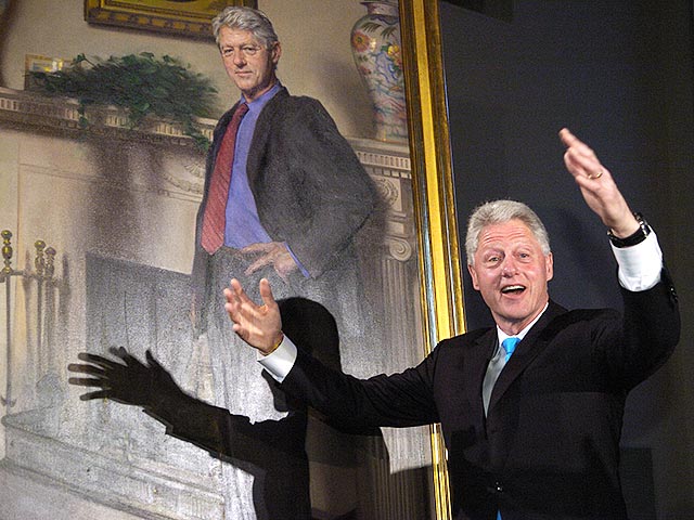 Художник Нельсон Шэнкс, создавший портрет Клинтона для Национальной портретной галереи, заявил, что на картине присутствует тень знаменитого синего платья Левински, фигурировавшего в деле об адюльтере в качестве вещественного доказательства