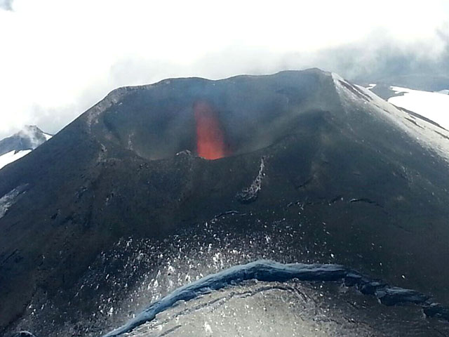 3 марта началось извержение вулкана Вильяррика, расположенного в южной части Чили, в 3:00 по местному времени (9:00 по мск) и длилось, по некоторым данным, 20 минут