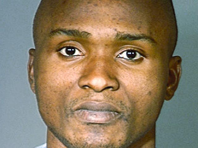 39-летний чернокожий бездомный, который имел при себе паспорт на имя гражданина Франции Шарли Робине, был застрелен утром в воскресенье полицейскими, прибывшими по сигналу об ограблении