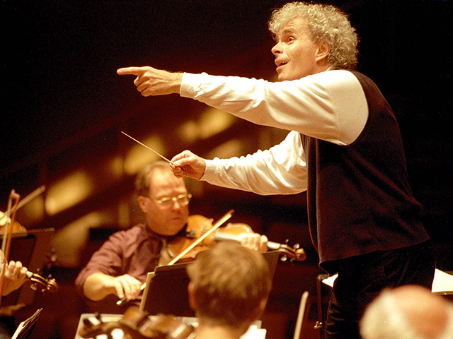 Англичанин Саймон Рэттл, являющийся с 2002 года художественным руководителем Берлинского филармонического оркестра, назначен в среду музыкальным руководителем Лондонского симфонического оркестра (ЛСО)