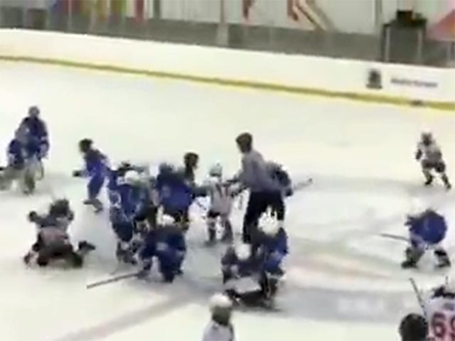 Восьмилетние хоккеисты устроили массовую драку на ледовой арене в Казани