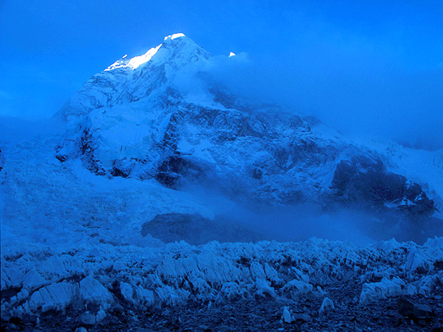 Ассоциация альпинизма Непала всерьез обеспокоилась участившимися в последнее время случаями загрязнения Эвереста человеческими испражнениями, которые приводят к загрязнению окружающей среды