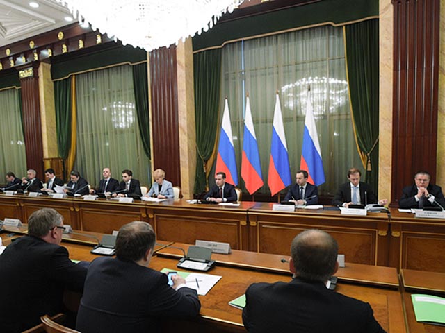 Премьер Дмитрий Медведев 4 марта обсудил с представителями крупной промышленности и банковского сектора антикризисные меры и снижение налоговой нагрузки