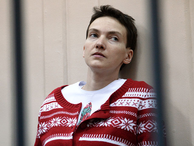 Арестованная по обвинению в пособничестве убийству российских журналистов украинская военнослужащая Надежда Савченко последовала совету врачей и согласилась употреблять в пищу куриный бульон