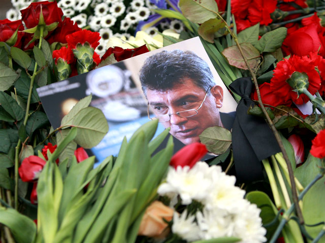 Общественность продолжает в отсутствие определенности со стороны правоохранительных органов обсуждать многочисленные версии, почему был убит политик Борис Немцов