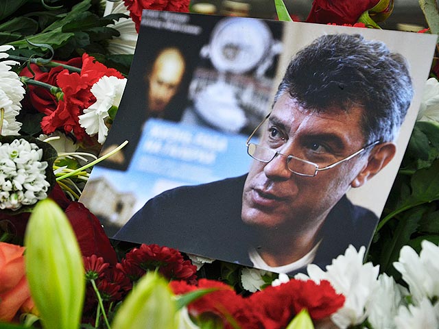 Правоохранительные органы Нижнего Новгорода решили проверить на экстремизм плакат с портретом Бориса Немцова и с воззванием к его убийцам, который был вывешен на балконе одного из офисных зданий