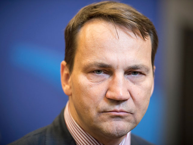 Спикер парламента Польши Радослав Сикорский заявил, что парламентарии по желанию смогут пройти курс военной подготовки, отметив, что "трудные времена" из-за украинского кризиса еще не закончились