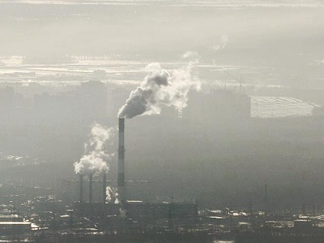 В десяти городах Челябинской области, включая столицу региона, уже более недели окутанную едким смогом, объявлено предупреждение о неблагоприятных для рассеивания вредных примесей в атмосферном воздухе метеорологических условий