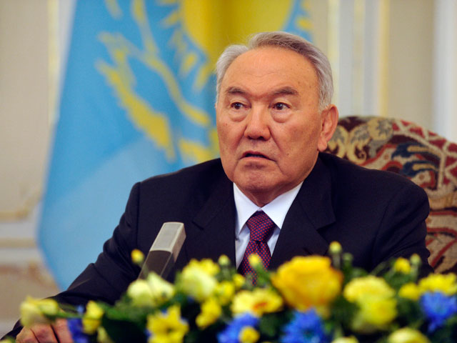 Назарбаев советуется с женщинами Казахстана, идти ли ему на выборы президента: "Планы были совсем другими"