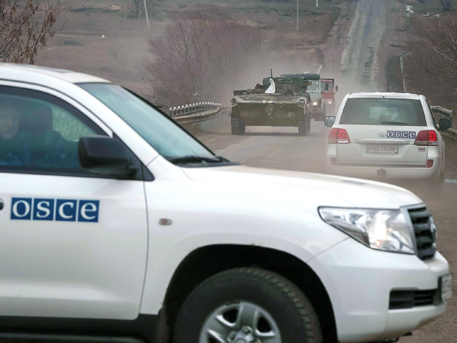 Автомобиль ОБСЕ попал в ДТП в районе села Пески Донецкой области. Машина столкнулась с транспортным средством украинского добровольческого батальона, говорится в отчете специальной мониторинговой миссии ОБСЕ