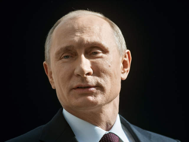 "Я пригласил в Кремль руководителей наших специальных служб, министерства обороны, поставил перед ними задачу спасти жизнь президента Украины, его просто уничтожили бы", - вспоминает Путин. "И расставаясь, я всем коллегам сказал: мы вынуждены начать работ