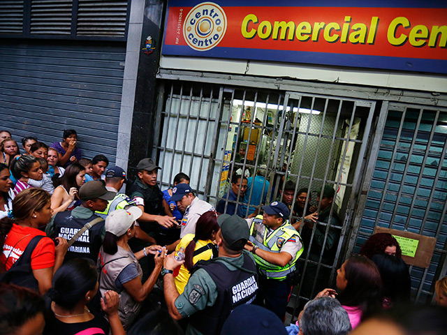 В крупных магазинах Венесуэлы, где разразился экономический кризис, решили брать отпечатки пальцев у покупателей. С помощью этой меры планируется преодолеть ажиотажный спрос на дефицитные товары