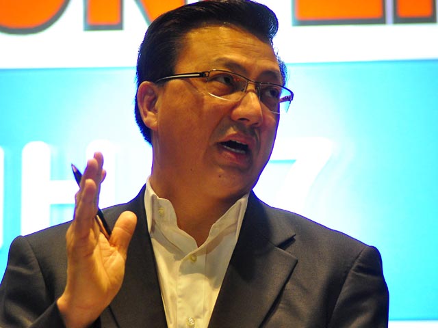 Министр транспорта Малайзии Лиоу Тион Лай заявил, что распространенный в воскресенье предварительный доклад о судьбе Boeing 777, пропавшего в марте прошлого года, "не содержит анализа о причинах исчезновения лайнера" компании "Малайзийские авиалинии"