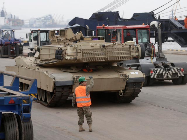В Латвию в понедельник прибыло более 120 единиц военной техники из США, в том числе танки и бронемашины
