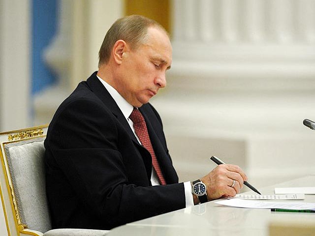 Путин подписал закон о порядке исключения из реестра "иностранных агентов"