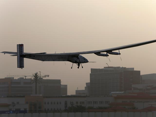 Самолет Solar Impulse 2, использующий для движения только энергию солнца, завершил первый из двенадцати этапов кругосветного полета в столице Омана