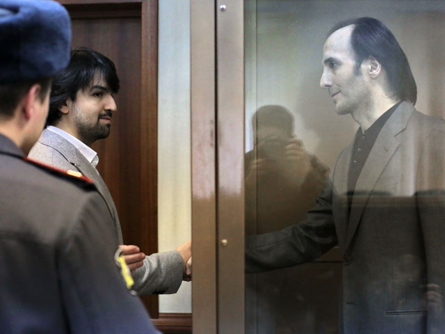 По данным следствия, адвокат Мурад Мусаев, в отношении которого также были возбуждены два дела, но за истечением срока давности прекращены, договорился c присяжным Прониным о голосовании за оправдание своего подзащитного