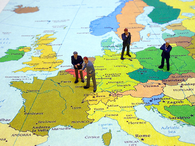 Выдвинутая Жан-Клодом Юнкером идея о создании европейской армии будет обсуждаться на саммите ЕС в июне 2015 года на основе анализа ситуации, который сделает Еврокомиссия с помощью главы дипломатии ЕС Федерики Могерини и государств-членов ЕС