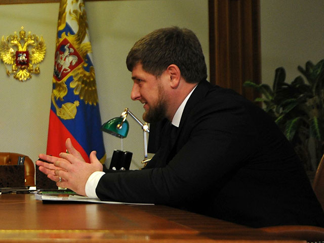 Глава Чечни Рамзан Кадыров последовал примеру президента России Владимира Путина и сократил зарплату себе и другим чиновникам, которые занимают руководящие посты в республике