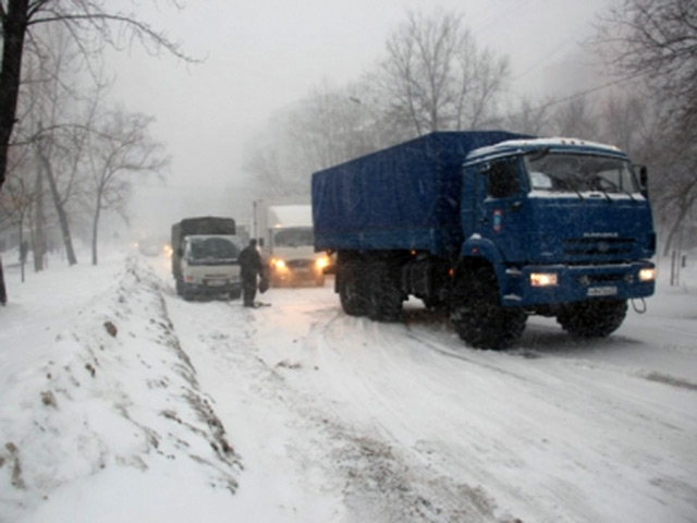 Режим чрезвычайной ситуации введен в Хабаровске из-за продолжающегося вторые сутки снегопада
